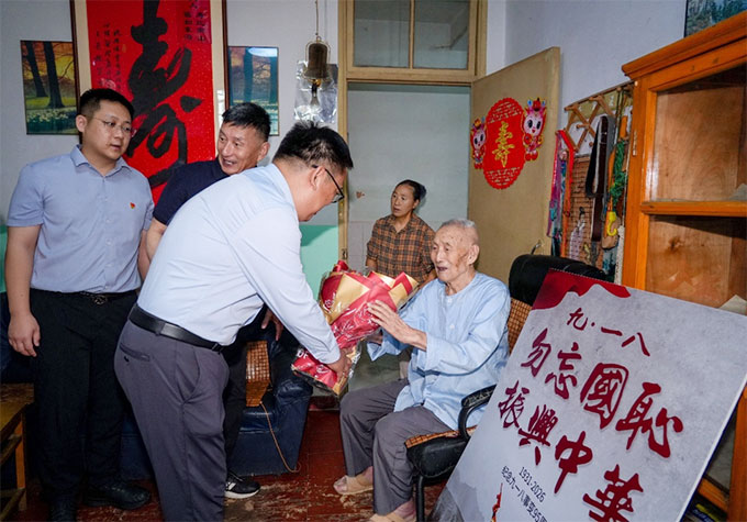 铭记历史-致敬英雄︱江苏三法律师事务所党支部走访慰问抗战老兵徐怀堂-3 铭记历史-致敬英雄︱江苏三法律师事务所党支部走访慰问抗战老兵徐怀堂-3