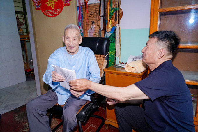 铭记历史-致敬英雄︱江苏三法律师事务所党支部走访慰问抗战老兵徐怀堂-4